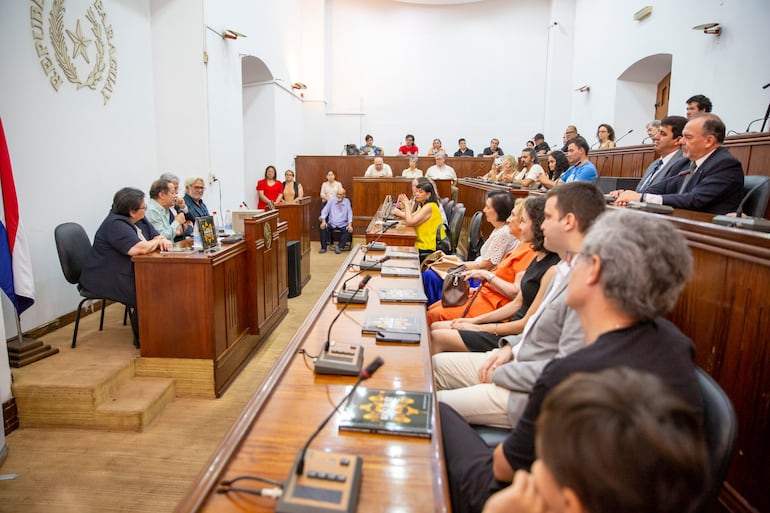 Familiares y amigos de Koki Ruiz y del autor acompañaron el acto de presentación del libro.