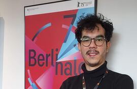 Juanjo Pereira presentó hoy en la Berlinale el documental "Bajo las banderas, el sol", con el que busca contar la historia silenciada de 34 años de dictadura en Paraguay.