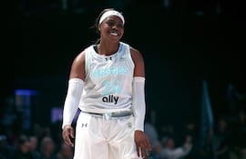 Arike Ogunbowale (29 años), detenida por golpear a un guardia de seguridad.