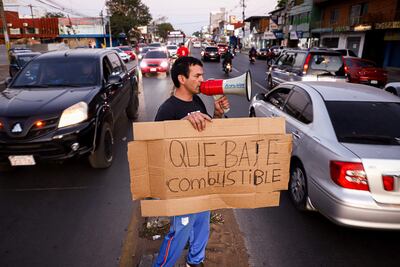 Transportistas del sector de plataformas digitales exigiendo la reducción del precio del combustible hoy, en las calles de Asunción.