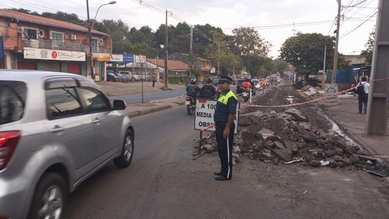 Trabajos de recapado en Avenida Fernando de la Mora también complicaron el tránsito.
