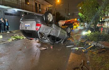 Joven pierde el control de su vehículo y vuelca sobre la avenida Caaguazú en Ñemby