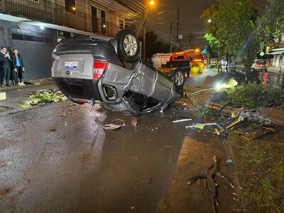 Joven pierde el control de su vehículo y vuelca sobre la avenida Caaguazú en Ñemby