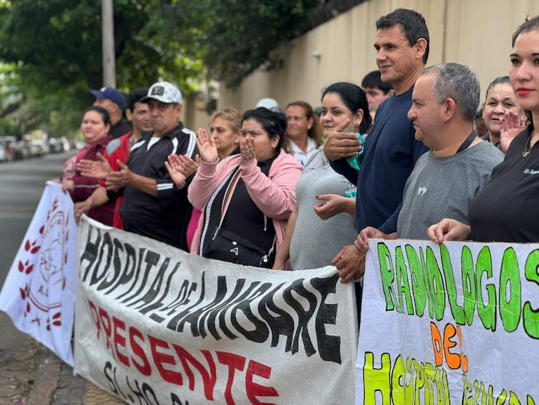 Trabajadores de salud se manifiestan y exigen una recomposición salarial del 50% Trabajadores de salud se manifiestan y exigen una recomposición salarial del 50%