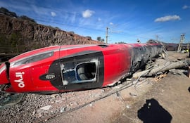 Vista del tren Iryo que descarriló ayer e impactó contra un Alvia, dejando al menos 39 víctimas mortales.