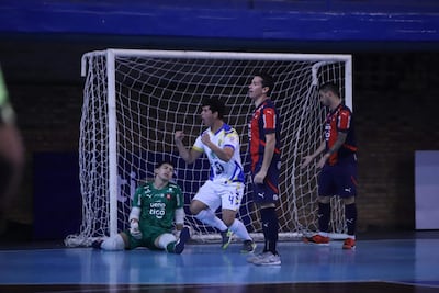 César Giménez grita su tempranero gol (18”) contra Cerro Porteño. (Foto Jazmín Ruiz Díaz, APF)