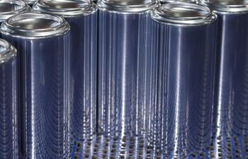 Cada 60 días, una lata reciclada vuelve a los estantes, lista para usarse otra vez. ¿Por qué seguimos eligiendo envases que generan más residuos?