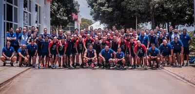 Integrantes de la delegación de Cerro Porteño posan en el local del CIDE antes de emprender el viaje de retorno sabatino a Asunción.