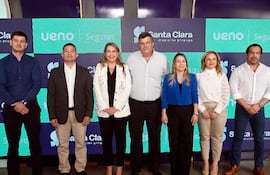 Representantes de Santa Clara Medicina Prepaga y ueno Seguros durante el anuncio de la alianza entre ambos.
