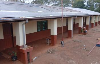 Edelira: este martes iniciarán clases desde iglesias porque escuela permanece destechada tras un temporal