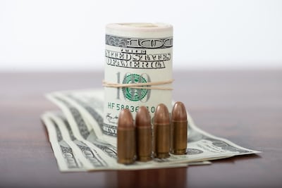 Billetes de dólar y balas.