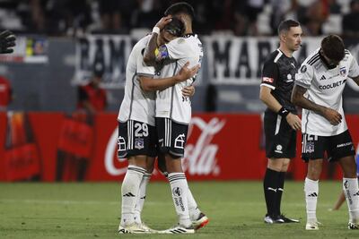 Jugadores de Colo Colo celebran el paso a la siguiente fase de Copa Libertadores este jueves, al finalizar un partido de la segunda fase de la Copa Libertadores entre Colo Colo y Godoy Cruz, en el estadio Monumental de Santiago (Chile).