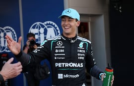 George Russell (Mercedes) celebra la "pole position" conseguida para el GP de España.