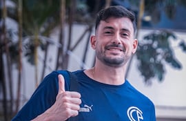 El argentino Alexis Martin Arias, futbolista de Cerro Porteño, durante la salida del plantel con destino a Lima Perú para el debut en la Copa Libertadores 2026.