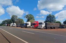 Seis camiones estacionados en carretera para exigir aumento del precio del flete. Foto tomada en Potrero Guayaki de Caaguazú.