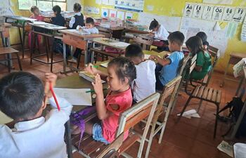 Infantes del primer, segundo y tercer grado compartiendo la misma sala de clases en la La escuela Básica N° 6223 Cacique Eusebio Benítez, ubicado en la comunidad indígena Ñu Hovy.
