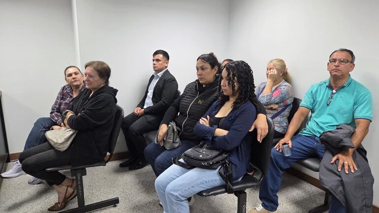 Paola Franco (en el centro con campera negra) y Narciso Portillo, padres de la niña Thirza Belén, fallecida el noviembre de 2021 por presunta negligencia médica.