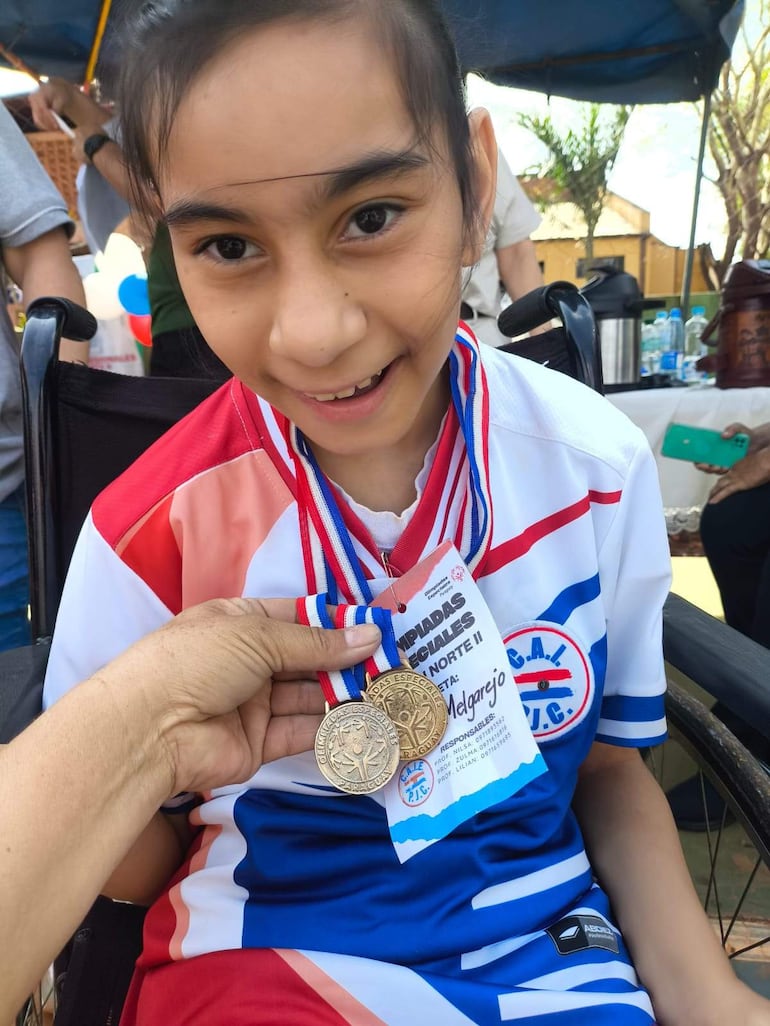 Aracely Melgarejo, de la Escuela Especial N° 11 se alzó con medallas de oro durante las Olimpiadas Especiales 2025.