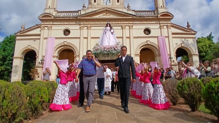 Las niñas bailarinas vestida de color rosado y fucsia con pañoletas en mano abrieron paso a la tradicional procesión de Nuestra Señora del Rosario.