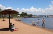 Visitantes de diversos lugares llegan a la playa de San Bernardino para refrescarse.
