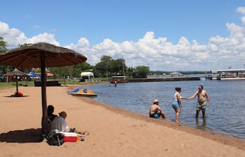 Visitantes de diversos lugares llegan a la playa de San Bernardino para refrescarse.