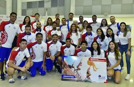 Parte de la delegación paraguaya que asistió ayer al COP para la ceremonia de abanderamiento rumbo al Suramericano de Playa que se disputará en Santa Marta, Colombia, la próxima semana.