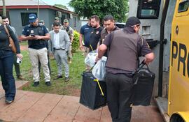 Momento en que alzan el dinero que se encontraba en el cajero automático.