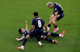 Matías Galarza de Paraguay celebra con sus compañeros tras anotar el primer gol del equipo durante el partido del Grupo D de la Copa Mundial de la FIFA 2026 entre Turquía y Paraguay en el San Francisco Bay Area Stadium el 19 de junio de 2026 en Santa Clara, California.