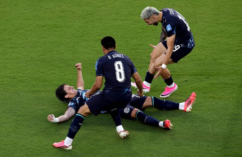 Matías Galarza de Paraguay celebra con sus compañeros de equipo tras anotar el primer gol del equipo durante el partido del Grupo D de la Copa Mundial de la FIFA 2026 entre Turquía y Paraguay en el San Francisco Bay Area Stadium, en Santa Clara, California.