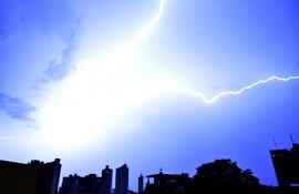 Ocho departamentos del país siguen con alerta de tormentas eléctricas para esta tarde.