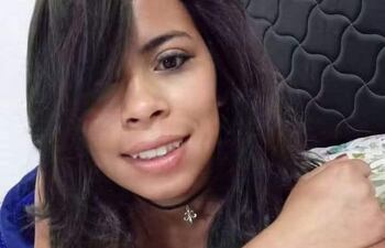 Mujer con cabello negro, expresión feliz, en un entorno que evoca un evento reciente.