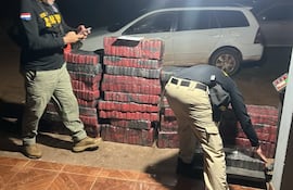Policías de Antinarcóticos junto a la marihuana y el vehículo incautados en la colonia Santo Domingo de Ybyrarobaná.