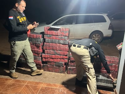 Policías de Antinarcóticos junto a la marihuana y el vehículo incautados en la colonia Santo Domingo de Ybyrarobaná.