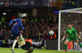 Tremendo derechazo de Estevao para concretar el segundo gol del Chelsea sobre el Barcelona.