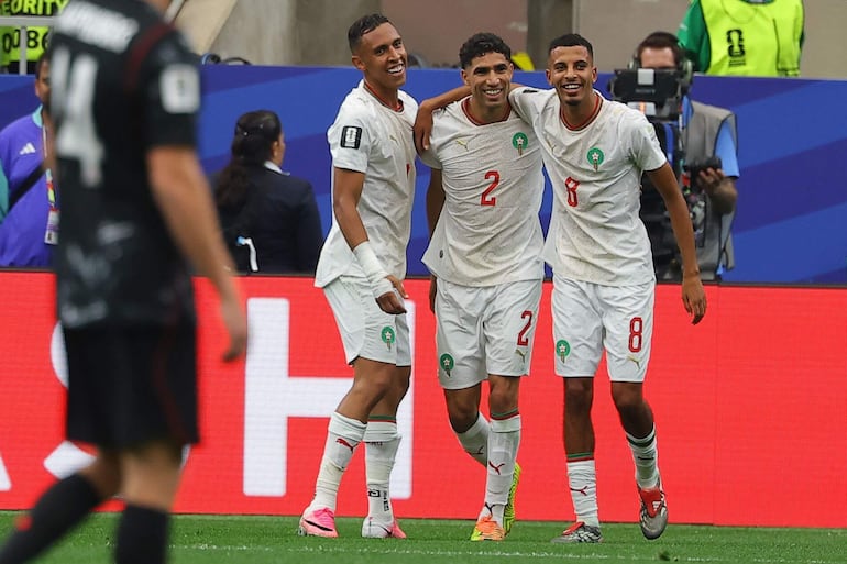 El marroquí Azzedine Ounahi (D) celebra con sus compañeros Achraf Hakimi (C) y Soufiane Rahimi (I) tras anotar su segundo gol durante el partido de octavos de final de la Copa Mundial de la FIFA 2026 entre Canadá y Marruecos, en Houston, EE. UU..