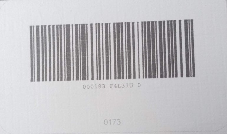 Código de barras en blanco y negro, sin personas ni otros objetos visibles que añadan contexto.