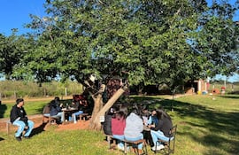 Estudiantes del Colegio Nacional Nuestra Señora de Lourdes de Guajayví desarrollan clases al aire libre por la falta de aulas