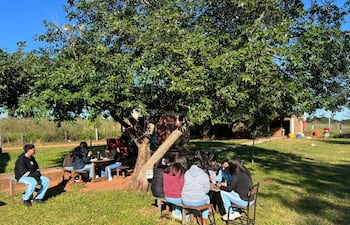 Estudiantes del Colegio Nacional Nuestra Señora de Lourdes de Guajayví desarrollan clases al aire libre por la falta de aulas