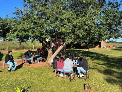 Estudiantes del Colegio Nacional Nuestra Señora de Lourdes de Guajayví desarrollan clases al aire libre por la falta de aulas