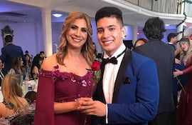 La diputada Roya Torres (PLRA) con su hijo Elías Martín Godoy Torres.