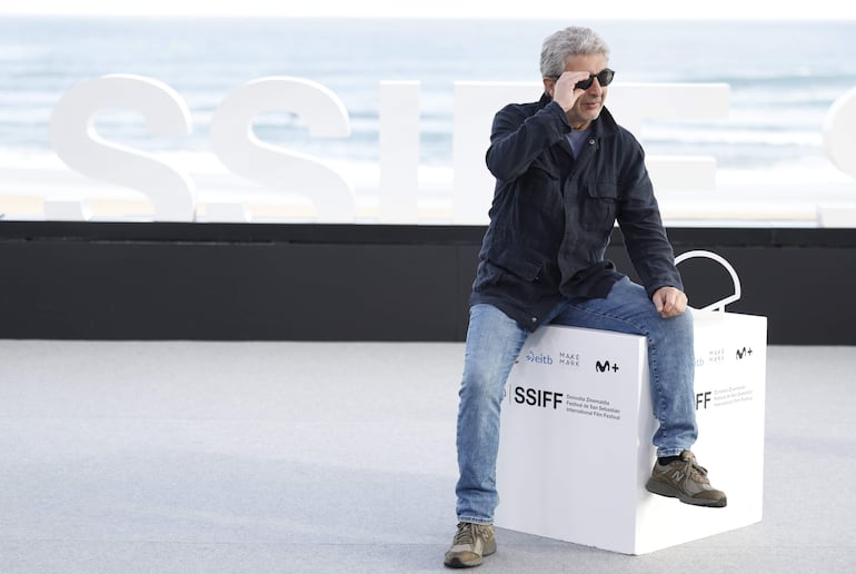 Ricardo Darín posando para los fotógrafos en la presentación de la película "Lo dejamos acá". EFE/Juan Herrero