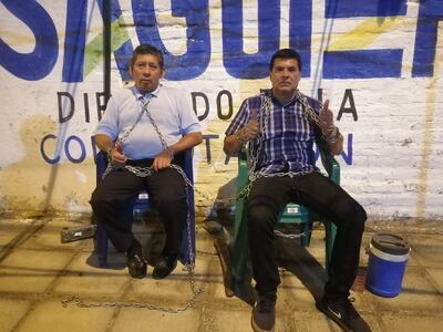 Heriberto Calani y Juan Medina, encadenados frente al PLRA.