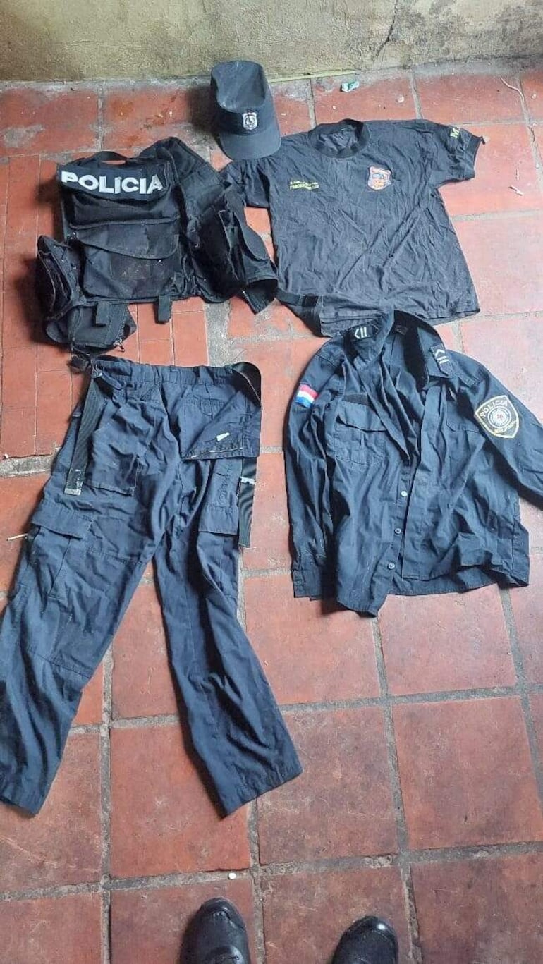 En poder de los supuesto traficantes se encontraron todos los uniformes y accesorios del suboficial de Policía Francisco Arguello, quien se encuentra con paradero desconocido.