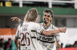 El paraguayo Ronaldo Martínez (d), futbolista de Platense, celebra un gol en el partido frente a Defensa y Justicia por la octava fecha del torneo Clausura 2025 de la Liga Profesional de Argentina en el estadio Norberto "Tito" Tomaghello, en Buenos Aires, Argentina.