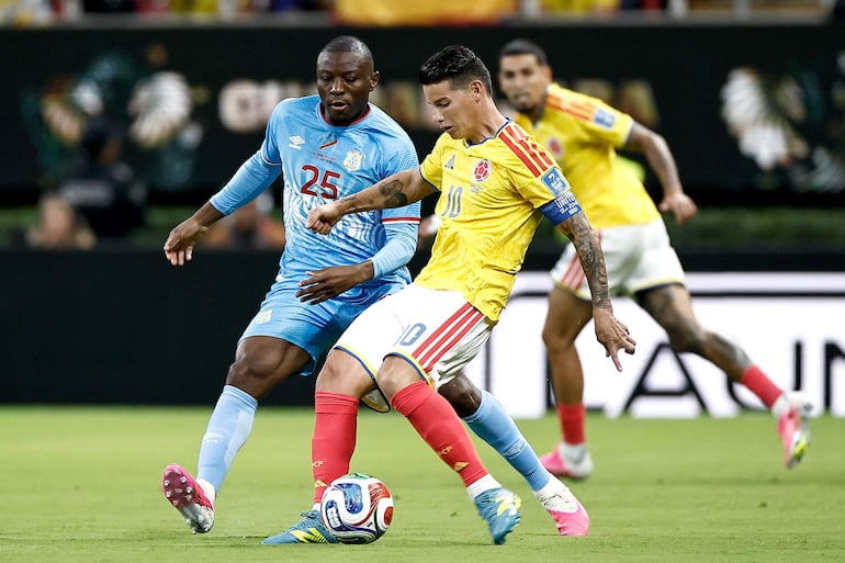 El centrocampista de la RD del Congo #25 Edo Kayembe y el centrocampista de Colombia #10 James Rodríguez luchan por el balón durante el partido de fútbol del Grupo K de la Copa del Mundo 2026 entre Colombia y la República Democrática del Congo en el Estadio Guadalajara en Zapopan.