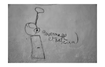 Mural en blanco y negro con figura estilizada y texto en francés, ubicado en una pared interior.