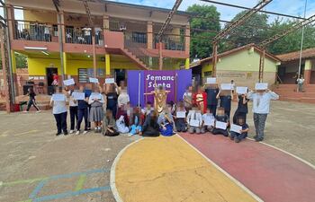Actividad cultural en Semana Santa en la escuela 29 de setiembre de Ñemby. Se observa el tinglado inconcluso, sin techo.