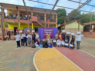 Actividad cultural en Semana Santa en la escuela 29 de setiembre de Ñemby. Se observa el tinglado inconcluso, sin techo.