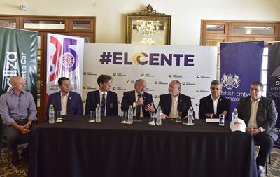 Directivos de la CCPB, miembros de la embajada Británica y del Centenario, en el lanzamiento.