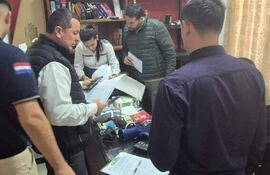 La comitiva fiscal- policial incautó varios documentos que podrían estar relacionados con el hecho denunciado y de otros casos